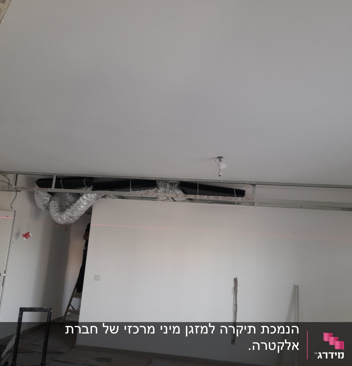 תקרת גבס עם תעלות מיזוג אוויר חשופות